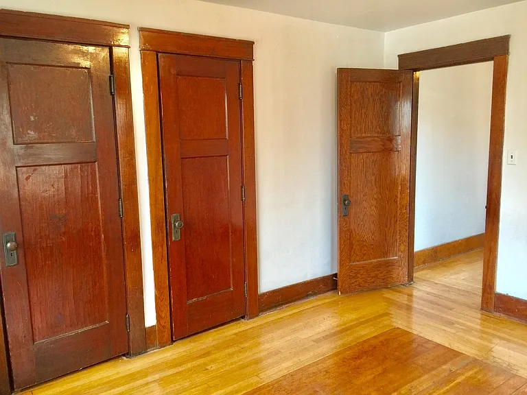 921 W Cross St — Photo 14