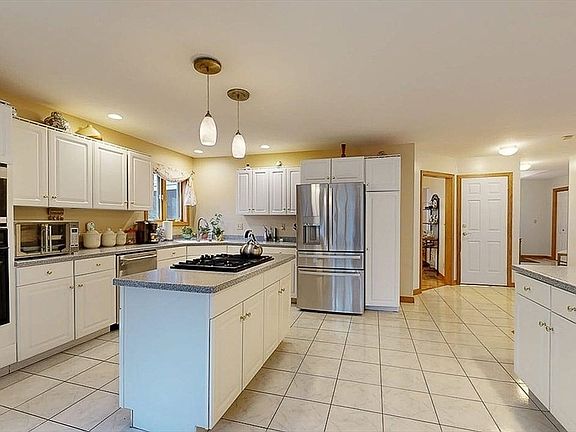 5th image of 51 Sheffield Dr