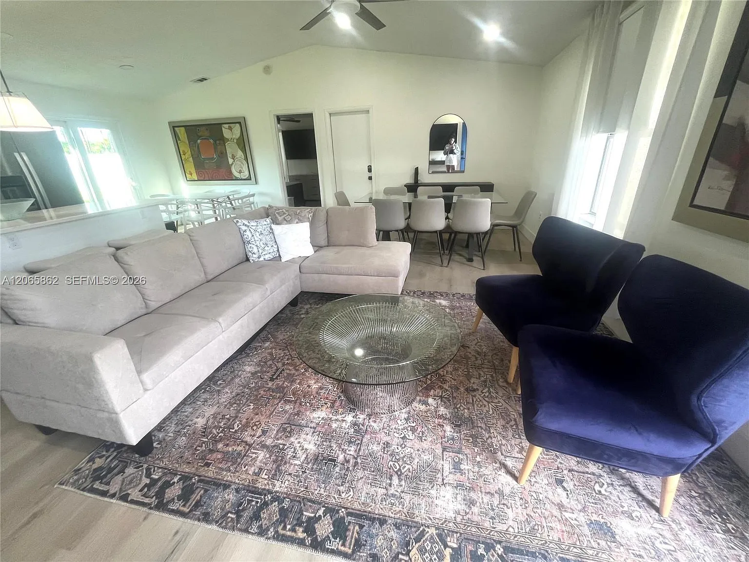 3 bed, 2.0 bath, 1056 sqft, $2,400 — Photo 4