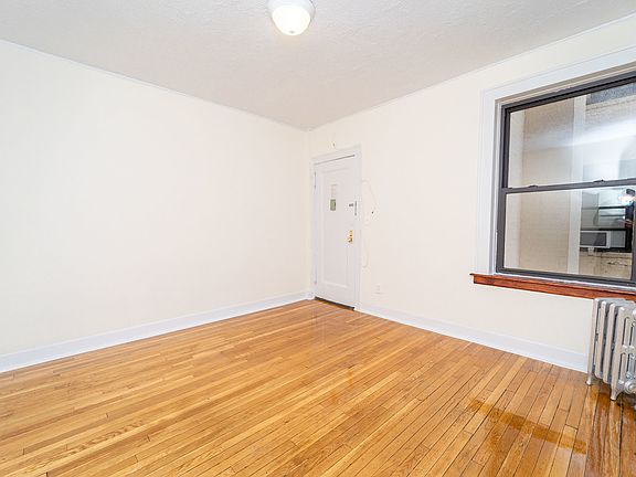 4th image of 21-54 Crescent St #2B