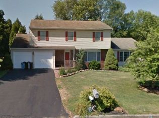 1822 Viola Ln, Hellertown, PA 18055