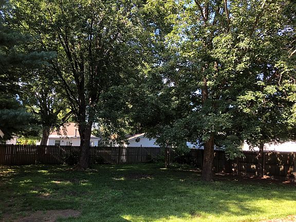 4th image of 123 E High St