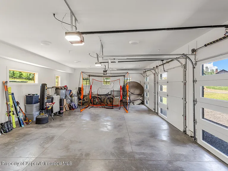 577 Fox Run Dr — Photo 36
