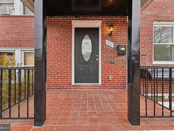 3rd image of 923 N Hill Rd