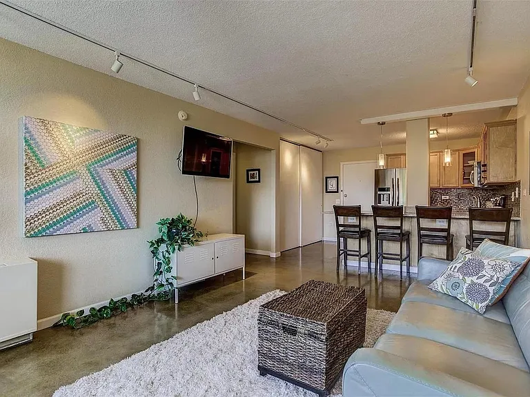 909 N Logan St #4I — Photo 3