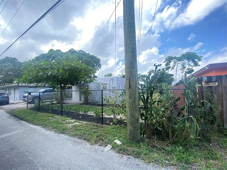 243 SW 14th St — Photo 12