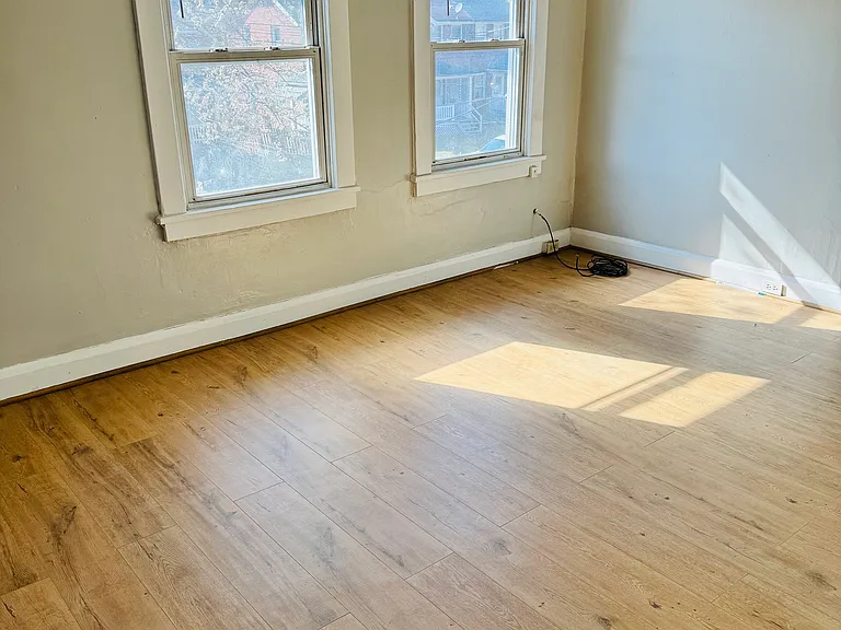 828 Vankirk St — Photo 4