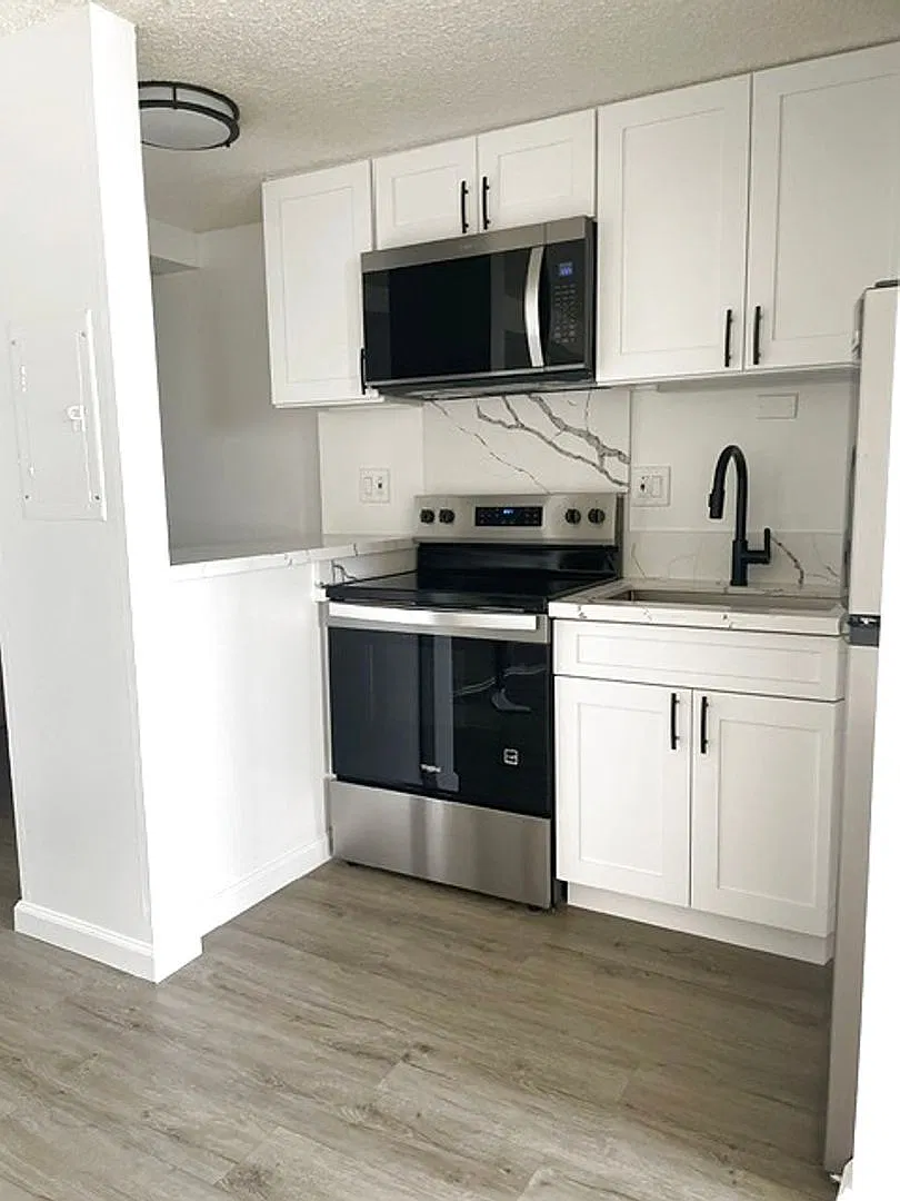 Century Park Plaza Newly Remodeled Studio $1,750/Month — Photo 4