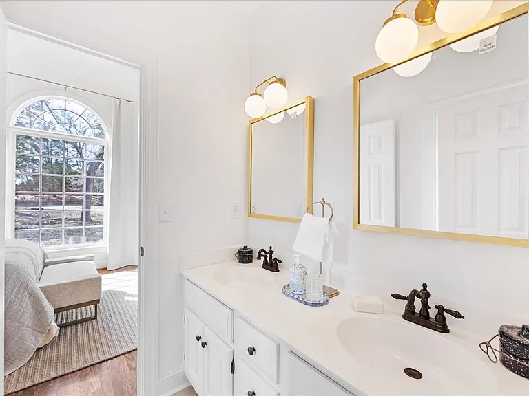 Jack-n-jill fool bathroom with double sinks.