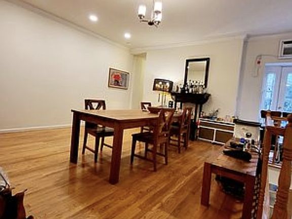 4th image of 156 W 74th St