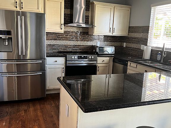 Kitchen, Granite Copuntertops and Stainless Steel Appliances