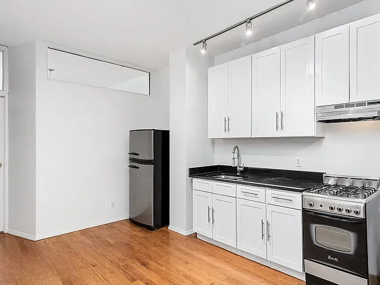 155 S 2nd St #8 — Photo 2
