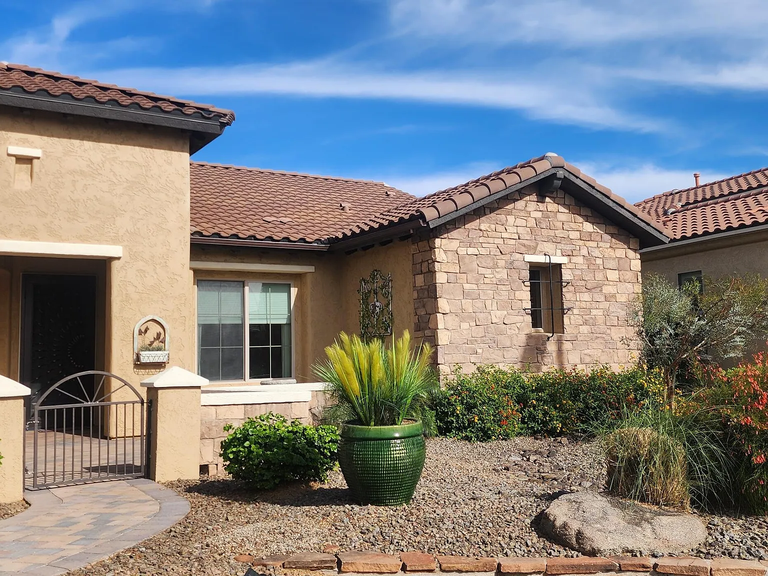 2 bed, 2.5 bath, 2845 sqft, $2,500 — Photo 3