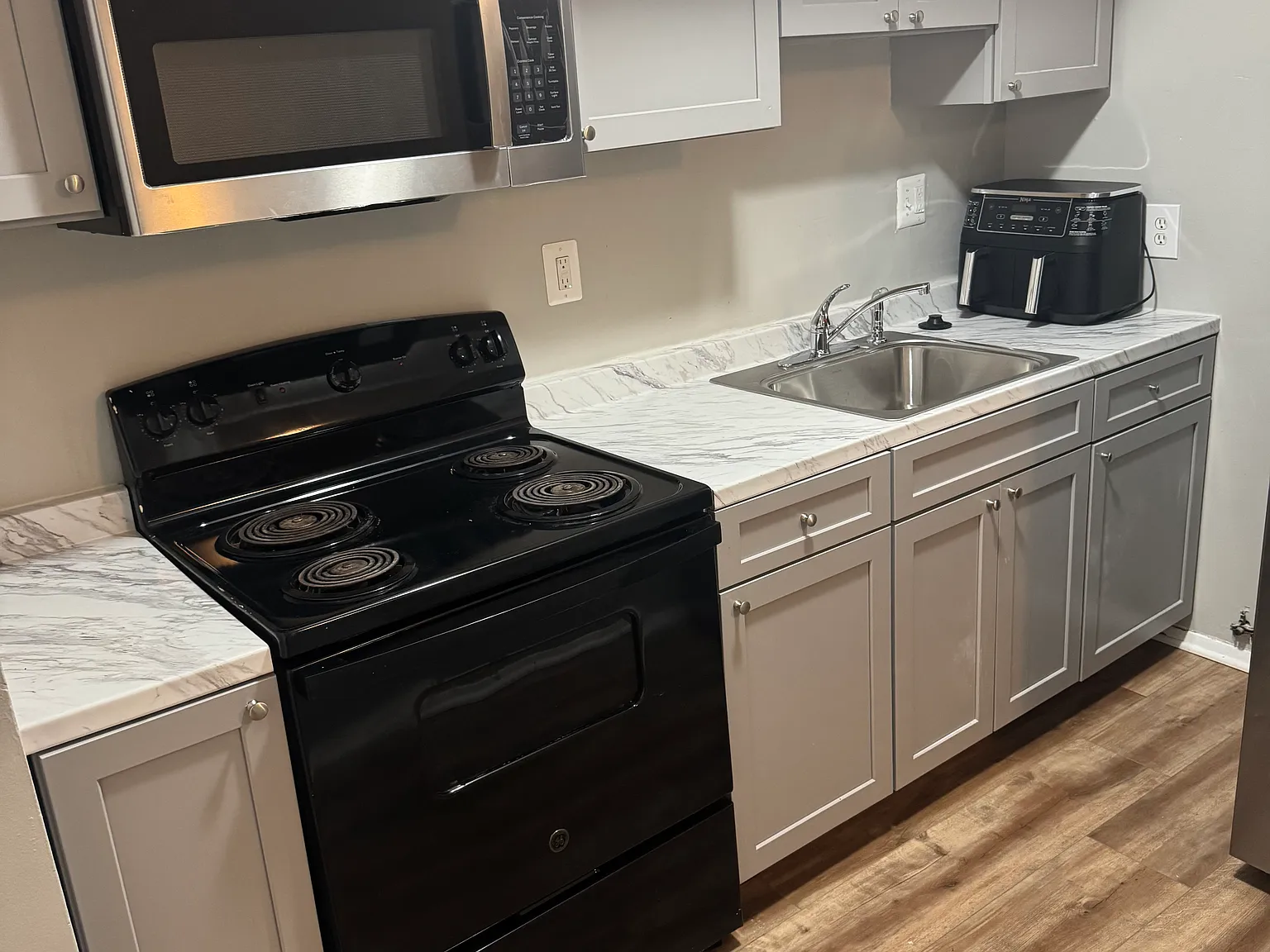 5 bed, 2.5 bath, 1690 sqft, $6,300 — Photo 3