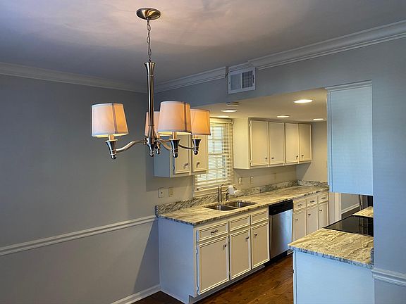 Eat-in kitchen