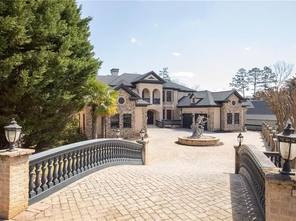 9005 Hayes Dr, Gainesville, GA 30506