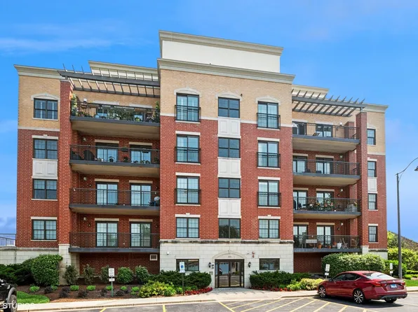 10735 W Clocktower Dr #402, La Grange, IL 60525