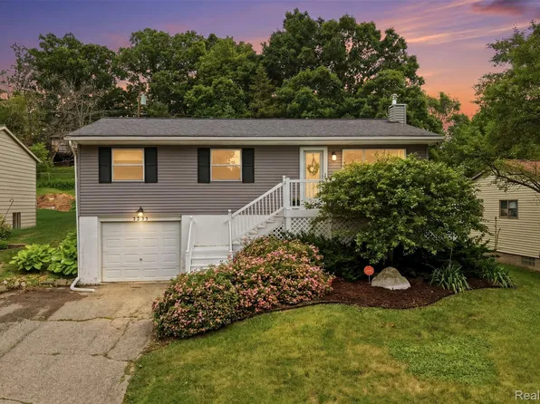 5233 Van Winkle St, Brighton, MI 48116