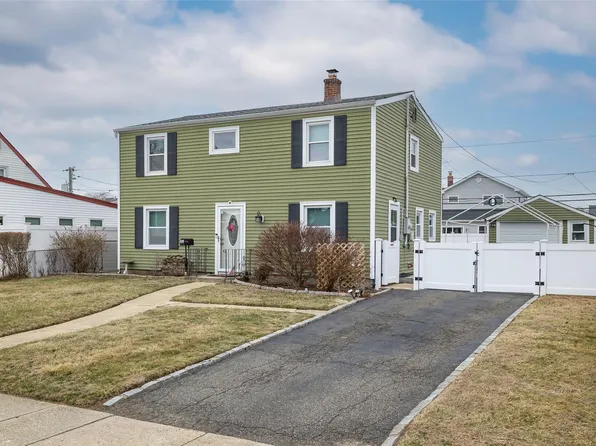 32 Rope Lane, Levittown, NY 11756