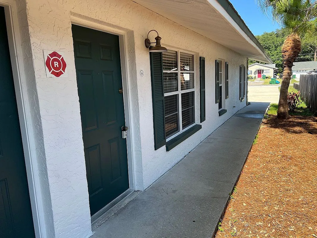 3 bed, 2.0 bath, 1219 sqft, $2,300 — Photo 1