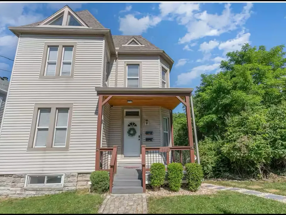916 Mount Hope Ave #2