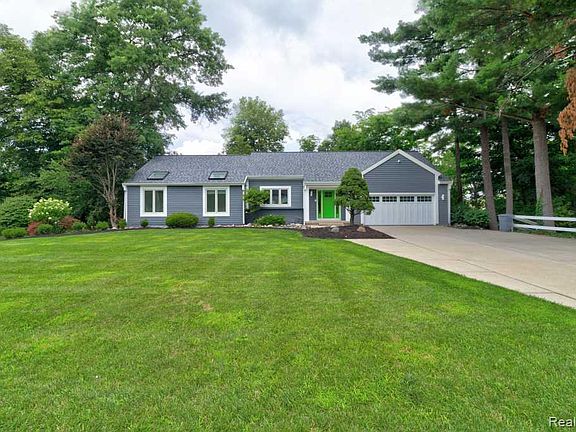 3rd image of 2973 Thorncrest Dr SE