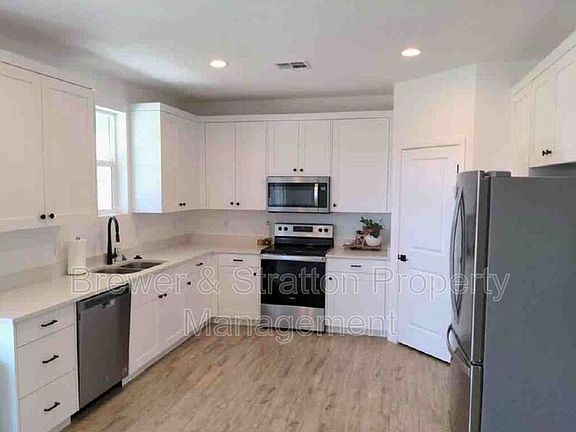 3rd image of 827 E Tucci St