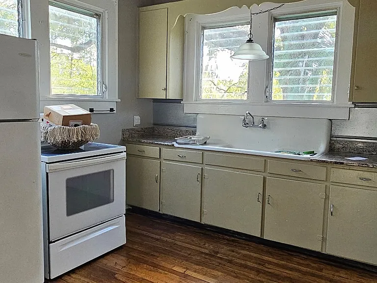 406 E Jefferson St — Photo 9