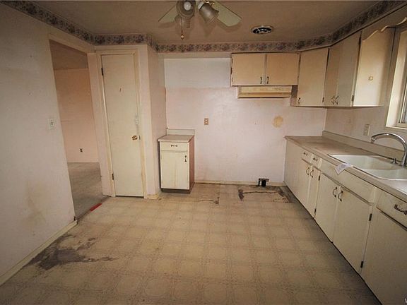 3rd image of 166 Sharon Pkwy