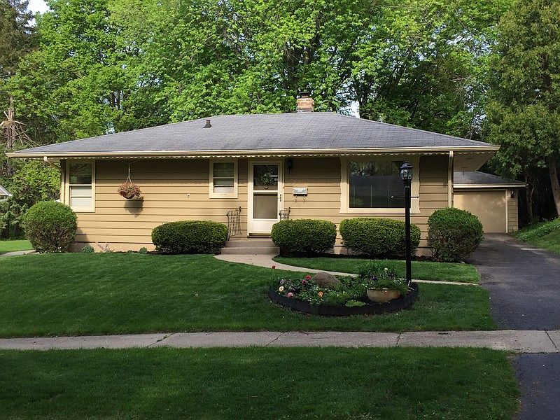 Street View : The yard is landscaped and flowers are planted.