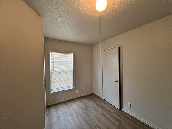4th image of 409 W Avenue H