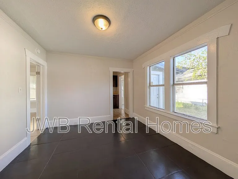 1316 W 31st St — Photo 6