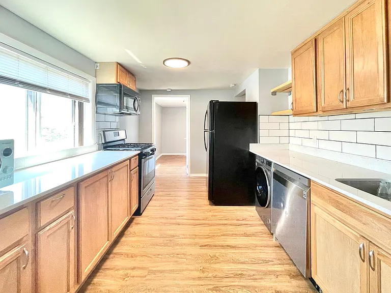 828 W 34th St — Photo 5