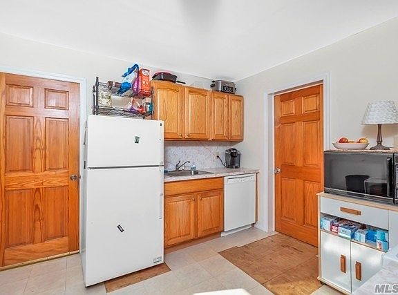 3rd image of 4 Walnut Ave E