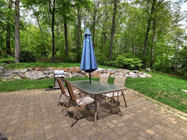 79 Sunnycrest Rd, Trumbull, CT 06611