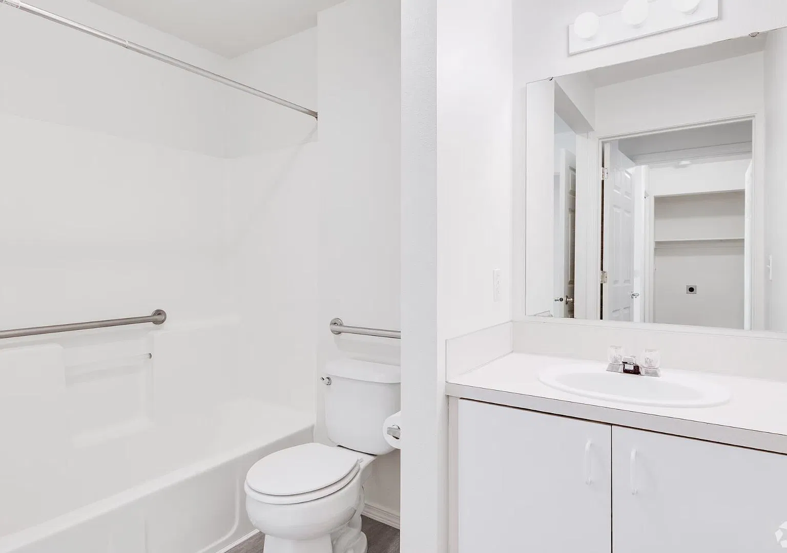 2705 Wildwood Cir - 2705-104 — Photo 1