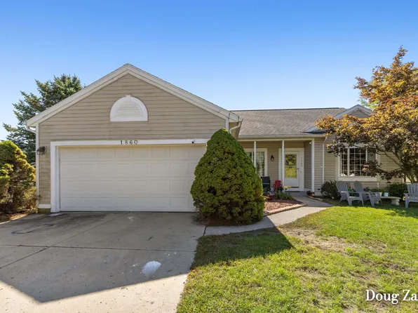 1860 Sandrel Dr NE, Grand Rapids, MI 49505