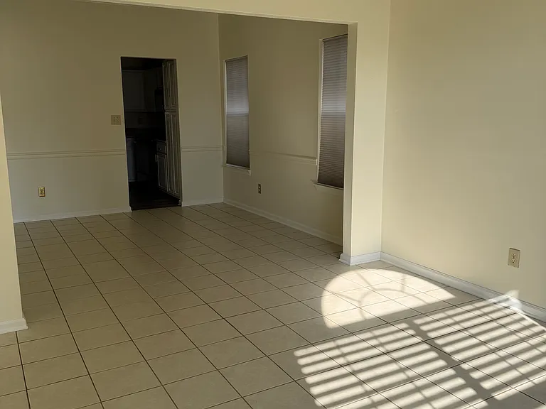 814 Holbrook Dr — Photo 5