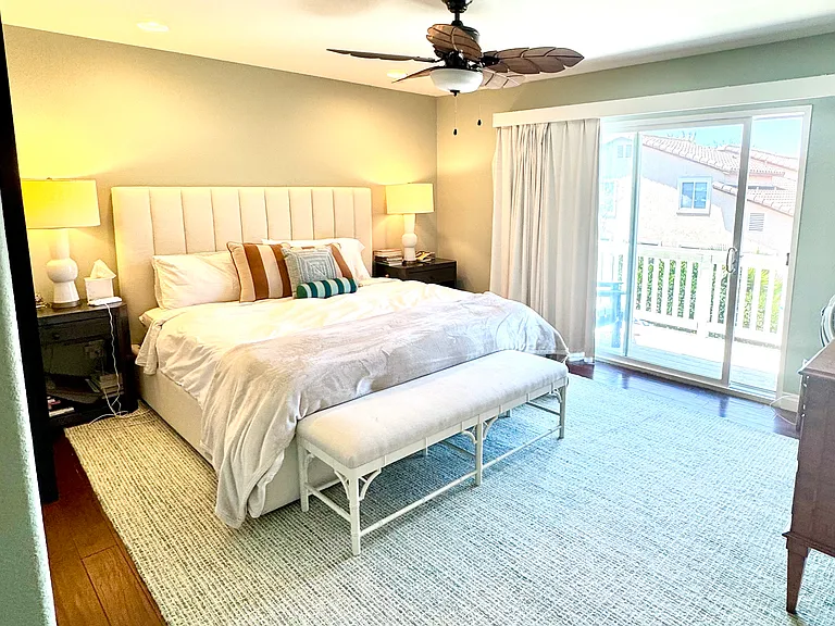 Primary suite w/outdoor balcony