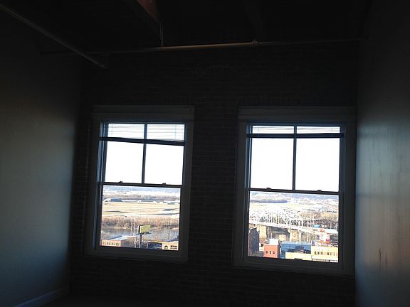 2nd image of 412 W 8th St APT 402
