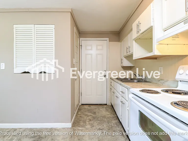9750 Royalton Ct — Photo 10