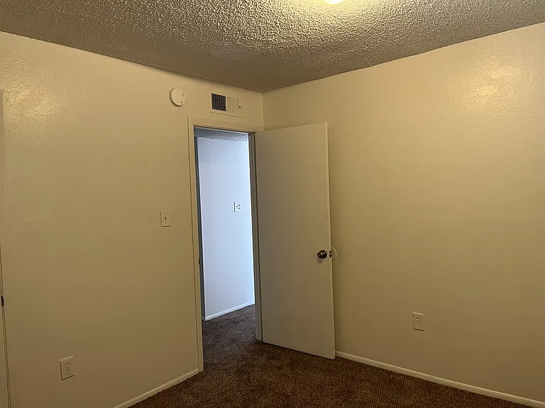 Updated 2 Bed Apt. W/ Large Yard in the NE Heights — Photo 29