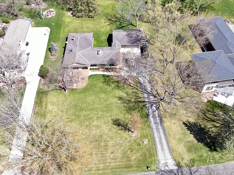 202 Lac La Belle Dr — Photo 30