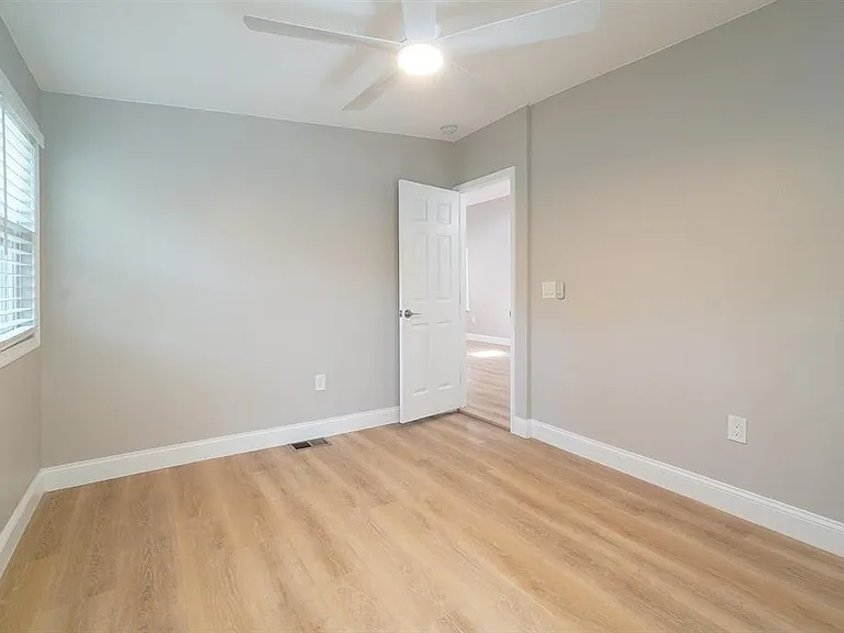437 N Shine Ave — Photo 10