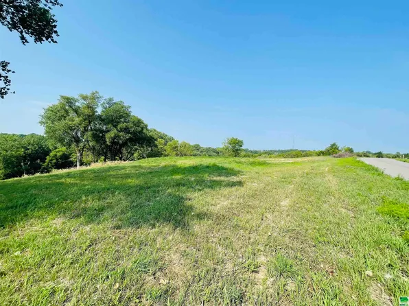 5630 S Roswell St, Sioux City, IA 51106