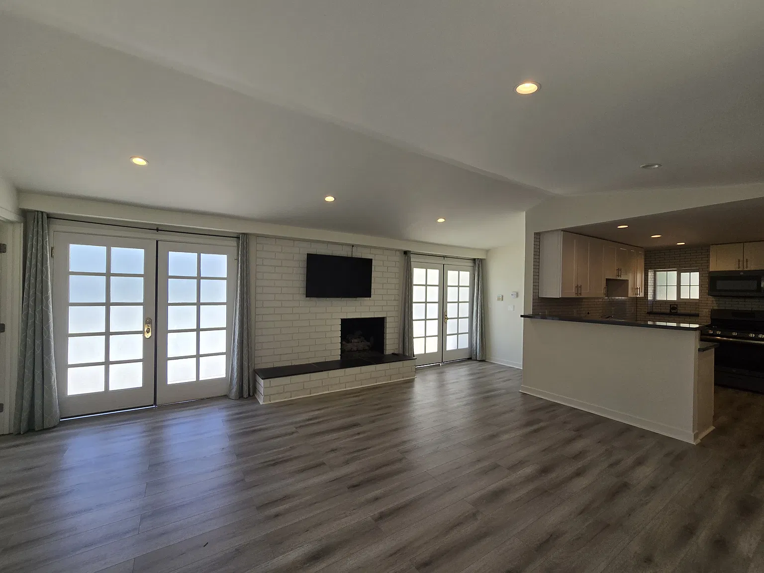 202 Bentley Cir — Photo 1