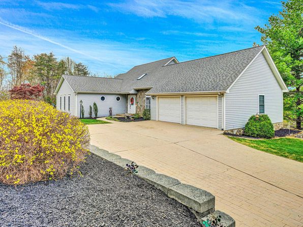 1506 Links View Dr, Salem, VA 24153