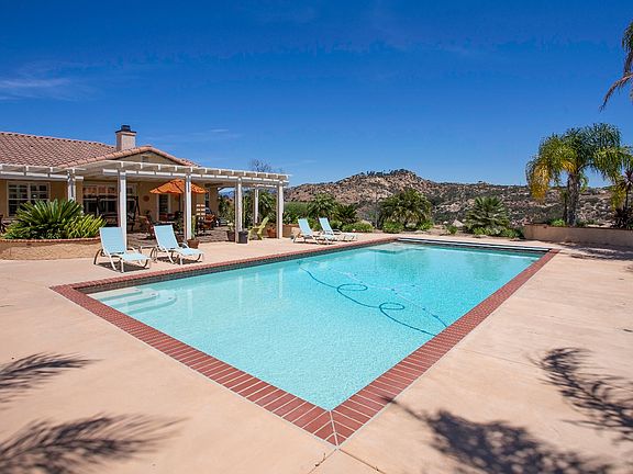 4th image of 402 NW Country Club Dr