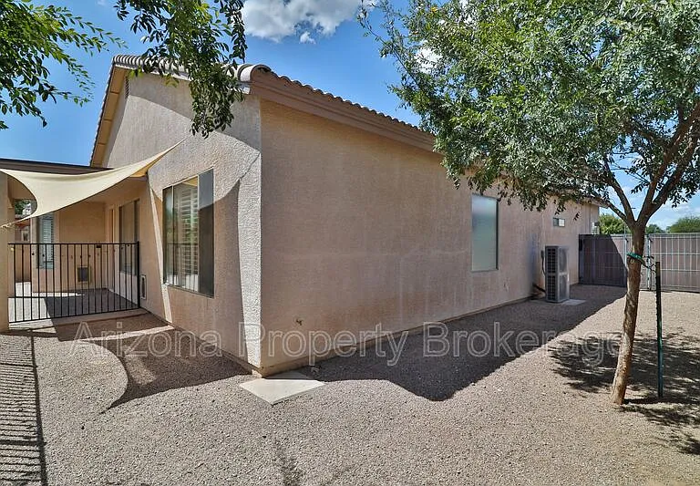 715 E Orchid Ln — Photo 29