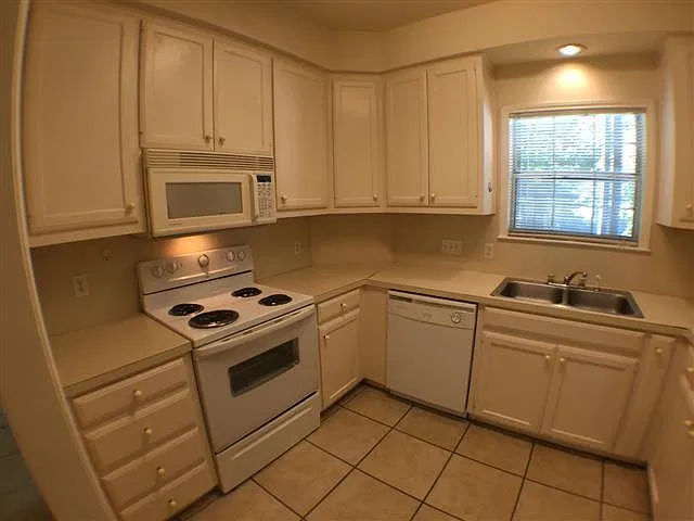 2100 San Gabriel St — Photo 3